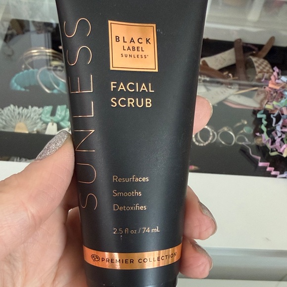 Sunless Black Label Facial Scrub - Black & Gold - Picture 2 of 7